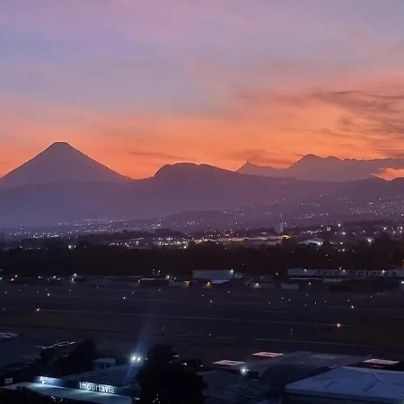 Amazing Aircrafts Views In Front Of Airport Apartment Guatemala City Exterior photo