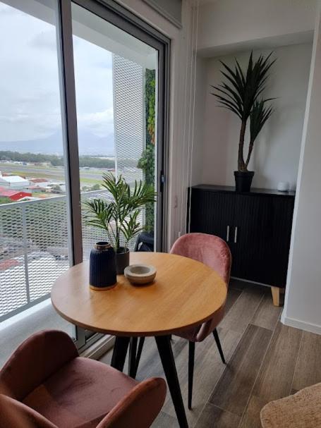 Appartement Amazing Aircrafts Views In Front Of Airport