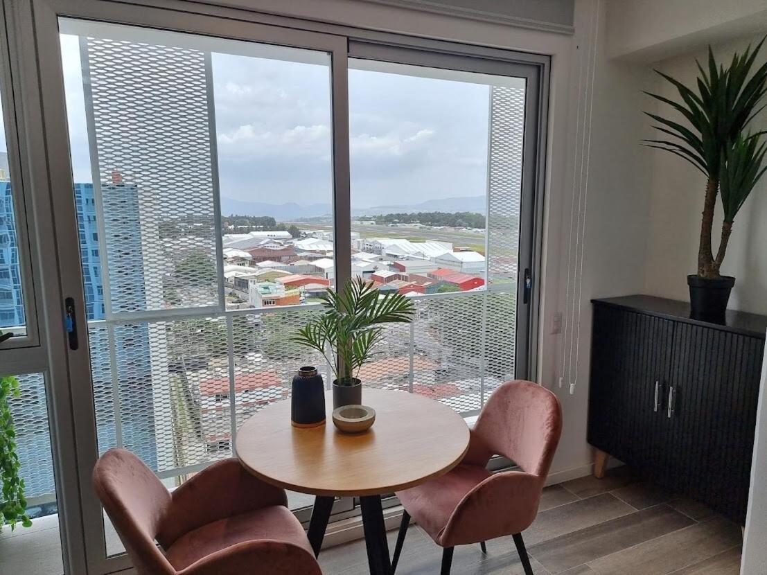 Appartement Amazing Aircrafts Views In Front Of Airport